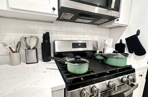Lavergne Apartment | Stylish Berwyn Retreat - 15 Min to Midway - Easy Access to Chicago