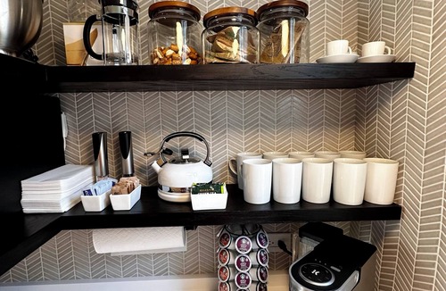 Edgewater Condo | STYLISH-LOCAL-COMFY-SAFE 4 night min.