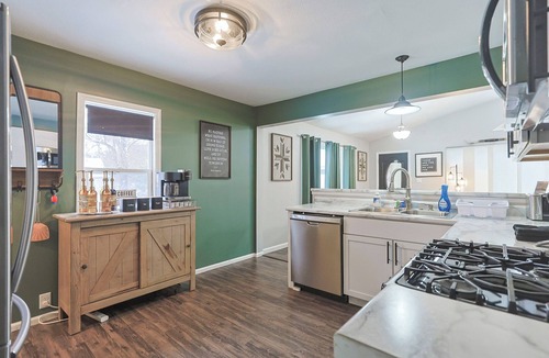 Georgetown House | Stylish Renovated 5-bedroom house in South Bend