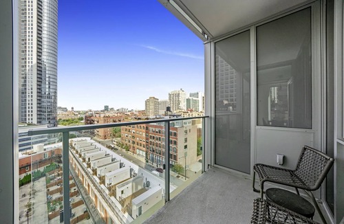 Killgubbin Apartment | Stylish River North Suites: Luxury Living Near Chicago’s Best Shopping&Nightlife