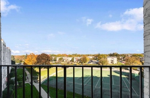 Wheeling Apartment | Stylish, Sun-Filled Retreat - Minutes to O’Hare!n2 bed, 2bath with amenities