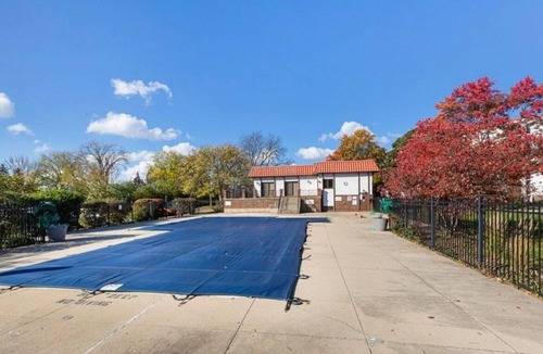 Wheeling Apartment | Stylish, Sun-Filled Retreat - Minutes to O’Hare!n2 bed, 2bath with amenities