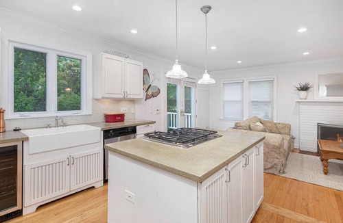 Lakeside House | Stylish & Well-Equipped Home with Private Outdoor Pool, WiFi, Deck, Gas Grill