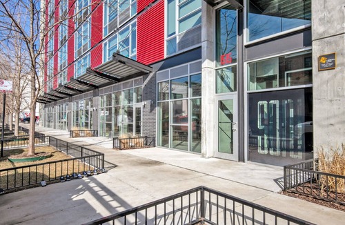 River North Apartment | Suave Lincoln Park Studio w/W/D, Patio, walk to L, by Blueground (ID #CHI328)