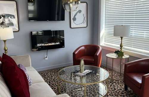 Williams Bay Apartment | Suite 2 The American Hotel Dwntn Williams Bay Walk to lake, restaurants, coffee.