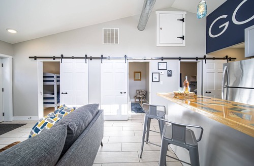 Geneva-on-the-Lake Cottage | Sumner Sands Cottage. A Stylish 3BR Getaway – Walk to GOTL Strip