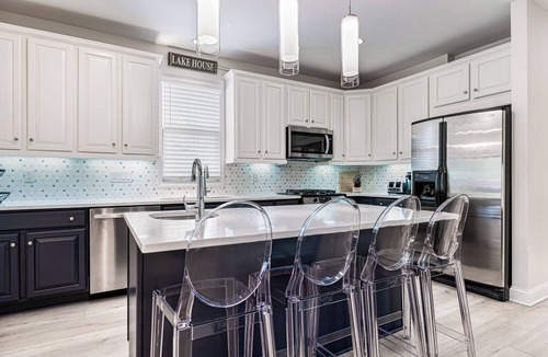 Union Pier House | Sun's Up-Bar Down! Hot Tub, Putting Green, Fire Pit, 8 Min Walk to 2 Beaches!
