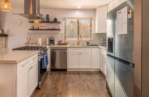 Riverside House | Sunny Escape with Pool near colleges, park, shopping, restaurants, convention
