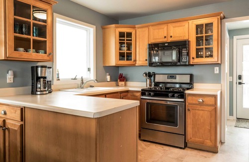 Delavan Lake House | Sunset Getaway on Delavan Lake – Waterfront 4 BDR, Pet Friendly!