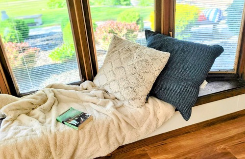 Summit House | Sunset Lake House w Hot Tub, 4 fireplaces & kids bunkroom!