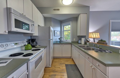 Empire Apartment | Sunset Retreat ~ In the heart of Empire!