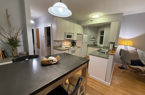 Empire Apartment | Sunset Retreat ~ In the heart of Empire!