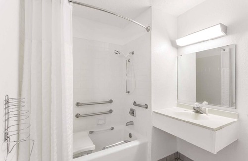 Mundelein Hotel | Super 8 by Wyndham Mundelein/Libertyville Area