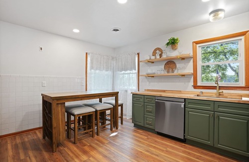 Waterford House | The Beverly on Buena Lake-Hot tub, Kayaks, Ice Fishing