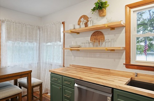 Waterford House | The Beverly on Buena Lake-Hot tub, Kayaks, Ice Fishing
