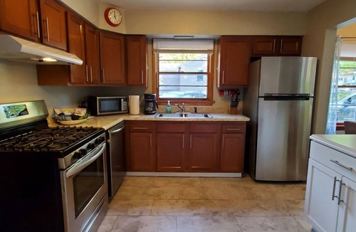 Bloomington House | The Bread & Butter-Near IU-2 Kings-1 Qu.-7 Parking Spaces and Bicycles!