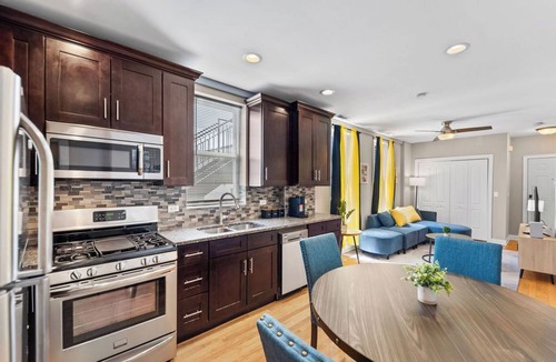 West Bucktown Apartment | The BuckLogan Nest, Sleeps 6, Walk to Blue Line