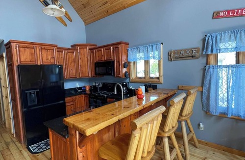 Cedar Lake House | "The Cedar Lake Escape" is a lakeside retreat offering 5 bedrooms and 3 baths.