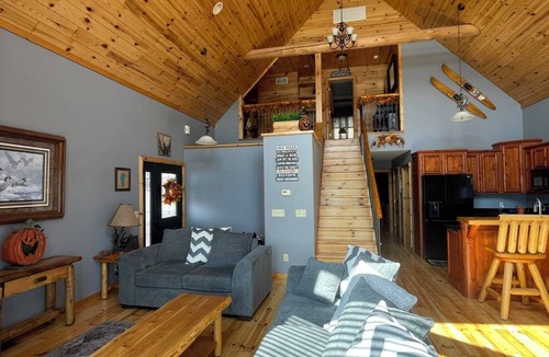 Cedar Lake House | "The Cedar Lake Escape" is a lakeside retreat offering 5 bedrooms and 3 baths.