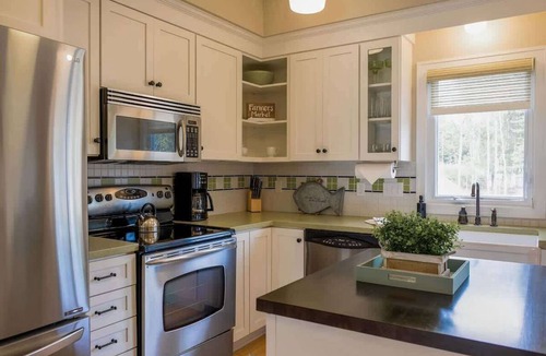 Holland Condo | The Chesapeake: 3BR Boutique Suite Sleeps 10 | Pool, Hot Tub, Free Golf, Lake Mac Views
