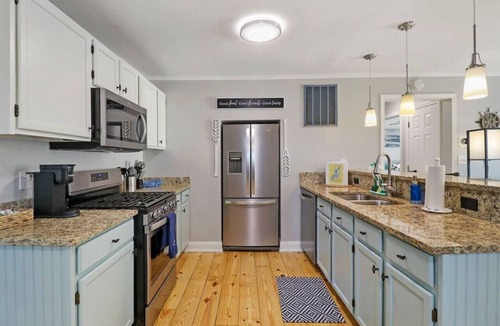 Fox Lake House | `The Compass Cottage` A Cute & Cozy 2/1 Lakeview House with Hot Tub Included