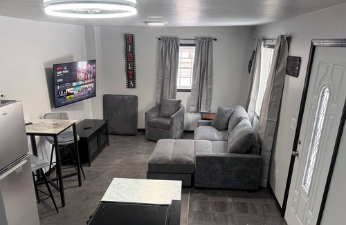 La Porte Apartment | The Gray Getaway Cozy 1-bed apartment in Michigan City <7m to Lake Michigan