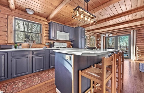 Beulah Cabin | The Hillside Hideaway at Crystal Lake - Gorgeous with Great Outdoor Deck and Spa!