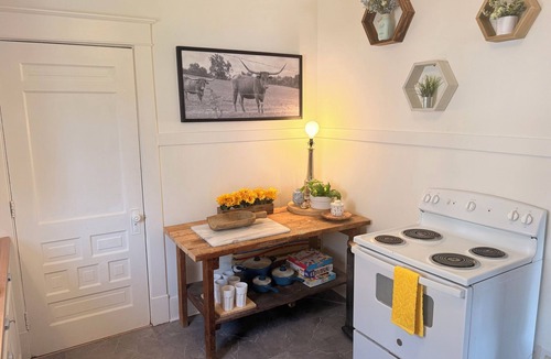 Franklin Apartment | The Howdy Inn-Rustic Charm and Modern Comfort