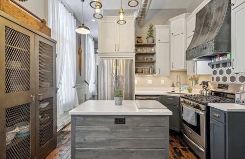 Buchanan Apartment | The Loft Buchanan - Chic Industrial Loft in Historic Downtown