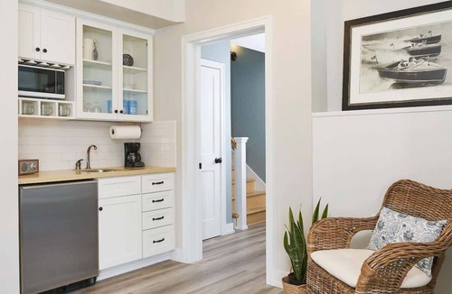Holland Ski Chalet | The Nantucket: Spacious 5br Retreat Sleeps 15 | Pool, Hot Tub, Free Golf, Private Patio, Near Lake Michigan