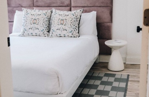 Park West Hotel | The Neighborhood Hotel - Lincoln Park 201 - One Bedroom