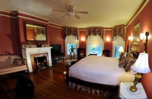 West Washington Bed & Breakfast | The Oliver Inn