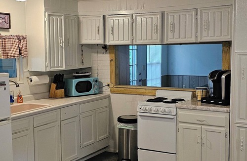 Williams House | The Overlook. Cozy 1-bedroom on the banks of the Beautiful White River