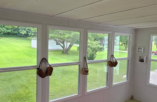 Williams House | The Overlook. Cozy 1-bedroom on the banks of the Beautiful White River