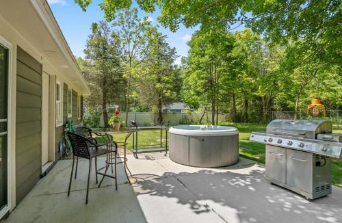 Saugatuck House | The Pines – Modern, Pet-Friendly Retreat Steps from Wedding Venue | Hot Tub & Bike Trail Access