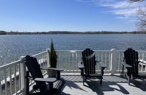 Syracuse House | The Premier Syracuse Lake Wawasee lakefront home, sleeps 20, new furniture