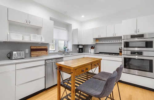 Wooded Estates House | The Victory Lounge - 3B 3.5BA <1 mi to ND