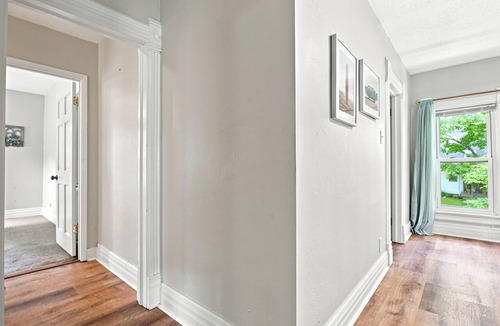 Champaign House | The White House - Close to campus + downtown - lots of room for everyone