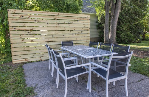 Champaign House | The White House - Close to campus + downtown - lots of room for everyone