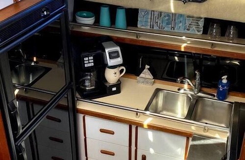 Antioch Boat Rental | The Yacht @ The Cottages on Petite Lake