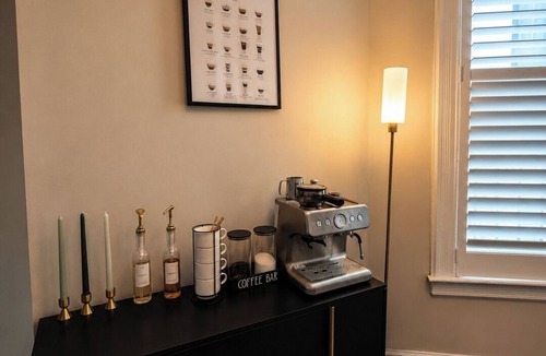 Old Town Triangle House | Theater Room and Gym | 4BR Near Lincoln Park