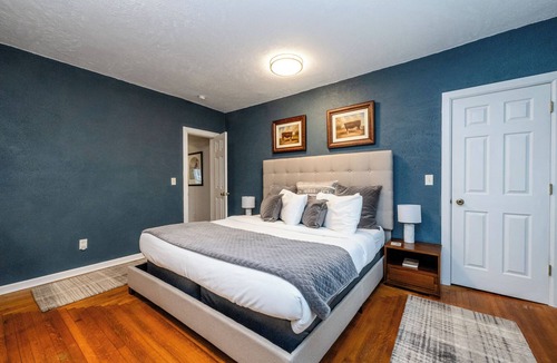 Three Oaks House | Three Oaks Home Close To Everything! Two Night Summer Min!