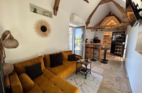Neuille House | Tiny house gite la Poitevinière, terrasse, barbecue, proche Saumur et Loire