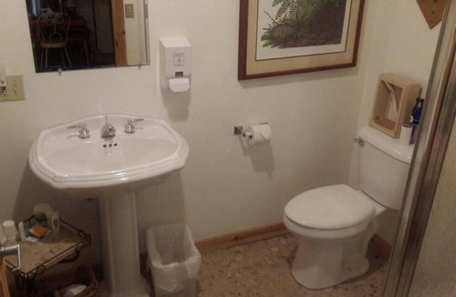 Winamac Cabin | TIPPECANOE ROOM Individual Rental. 1 QUEEN BED, 2 GUESTS ONLY ROOM