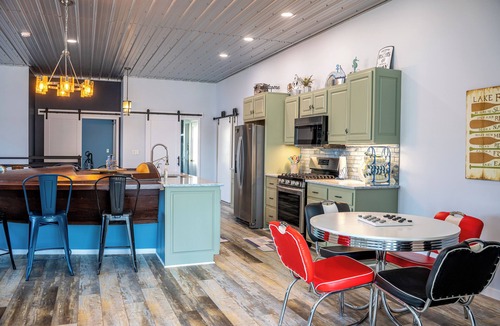 Leesburg House | Tippy Lake Retreat - Kayaks, Bonfires & Lake Views - Sleeps 12!