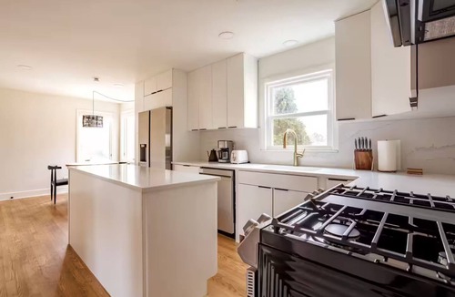 Dunning Condo | Top Rated w/Free Street Parking+ 2 King Beds 1 Single +In Unit-Laundry +1.5 Bath