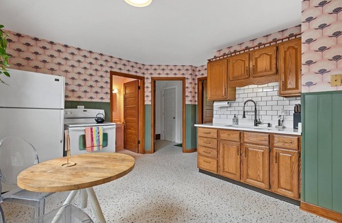 Wauwatosa Apartment | Tosa Farmhouse Guesthouse Upper Duplex