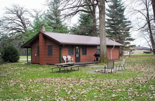 Triumph Cabin | Trading Post cabin near Starved Rock at Kishauwau Cabins - sleeps 6, no animals
