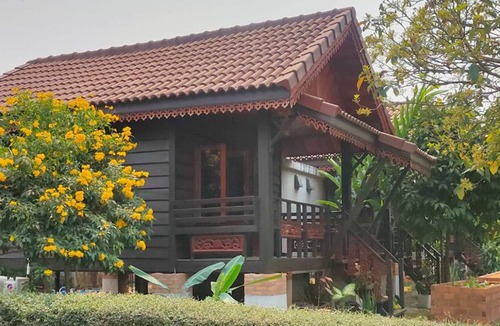 Vang Vieng House | Traditional lao bungalow with mountain view & vegetable garden at your door step