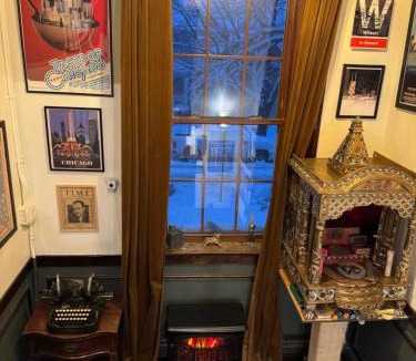 Albany Park Apartment | Tranquil Library 2brm 1bath private eclectic apt at Solar Lodge